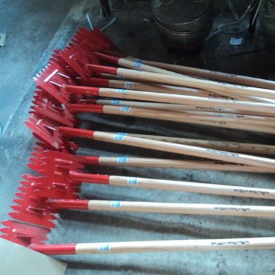 Proyectos de techado de bricolaje hechos fáciles con una pala de techo personalizada y un mango de madera largo