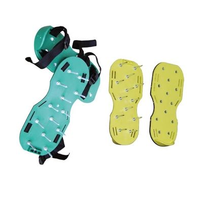 Cuidado del césped con sandalias aeradoras con clavos para un patio más saludable